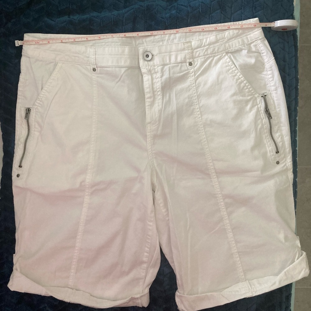 Style & Co. White Cargo Shorts. Size 16